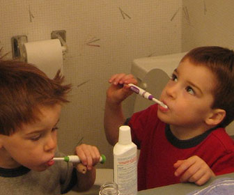 ninos cepillandose los dientes