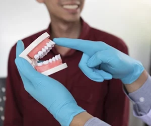 sobredentadura-es-una-solucion-que-combina-los-beneficios-de-las-dentaduras-removibles-dentista-tijuana